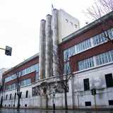 L�edificio � poi diviso su due livelli. Il superiore, di color ruggine, � caratterizzato da un�originale soluzione di finestrature continue